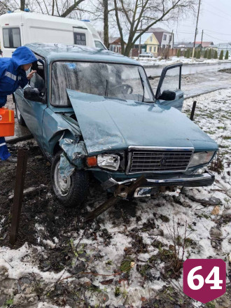 В аварии под Саратовом «Жигули» вынесло на тротуар