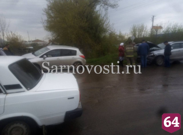 Автоледи на кроссовере покалечилась в ДТП под Саратовом