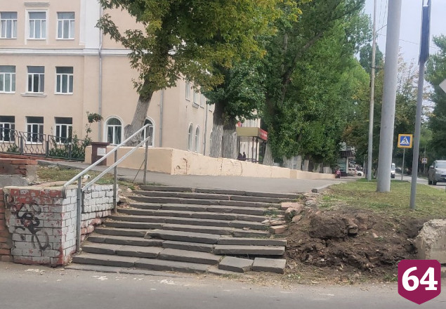 Саратовцы просят починить развалившуюся на куски лестницу