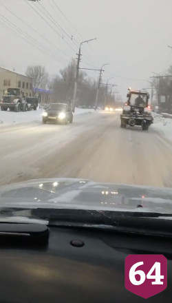 Саратовские водители из-за заснеженной дороги едут по встречке