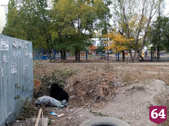 Опасная мусорка у детсада стала в два раза больше