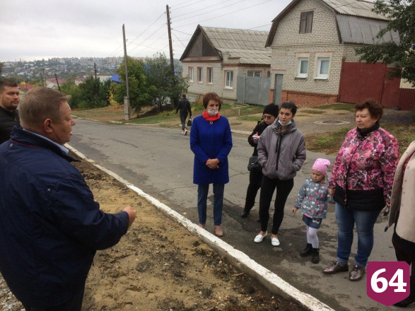Депутат обсудил с горожанами качество ремонта тротуаров