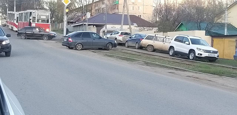 В Саратове трамвай протаранил легковушку