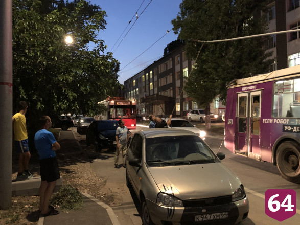 В Саратове у троллейбуса оторвались «рога» из-за автохама