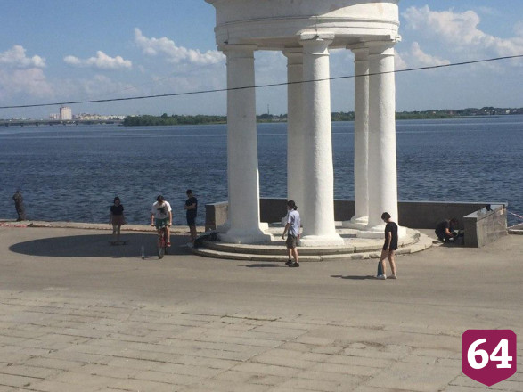 В Саратове подростки на самоизоляции устраивают заплывы у ротонды