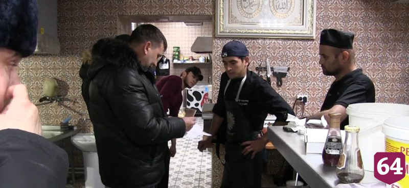 Иностранцы без документов работали поварами в саратовском кафе 