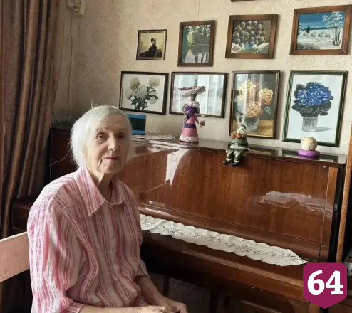 Жительница Саратова на пенсии стала художницей и пишет маслом цветы