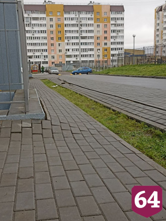 Жители Саратова пожаловались на волнистый тротуар у лицея