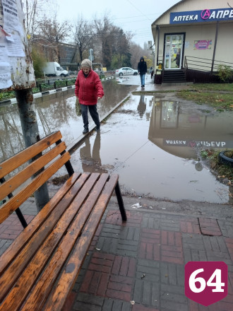 Жители проходят «тест на трезвость» из-за огромных луж у остановки