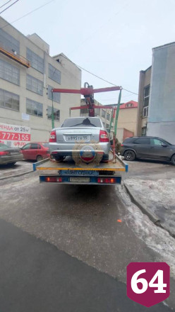 В центре Саратова инспекторы ГИБДД эвакуировали машины автохамов