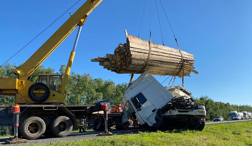 Под Саратовом водитель цементовоза протаранил грузовик с лесом и выжил