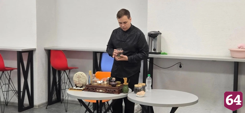 В Саратове для матерей участников СВО провели китайскую чайную церемонию 