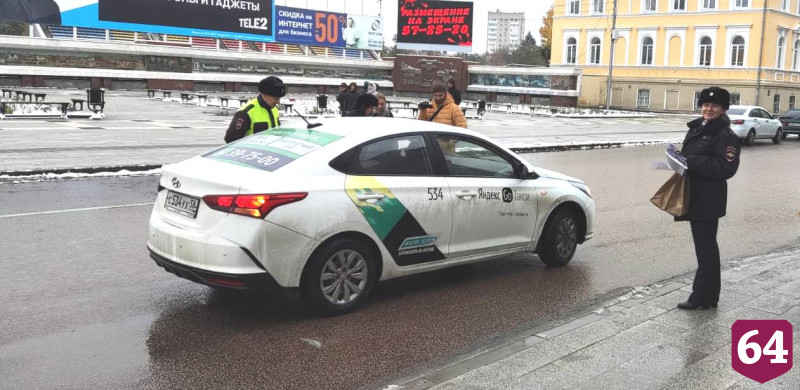 Саратовские автоинспекторы вручили подарки ответственным водителям
