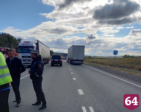 На саратовской трассе иномарка протаранила фуру