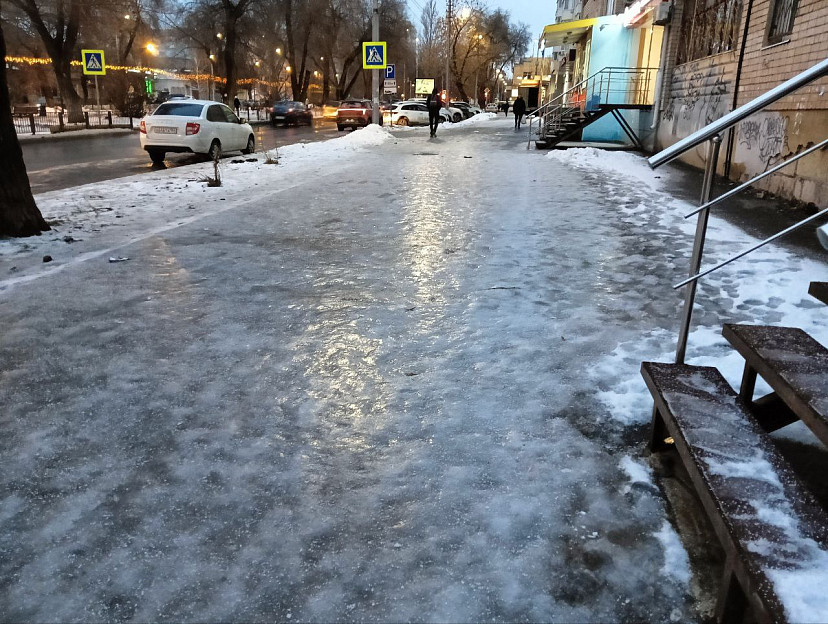 Саратовцев предупредили о гололедице и усилении ветра