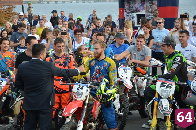 В Саратове 50 байкеров показали мастерство экстремальной езды