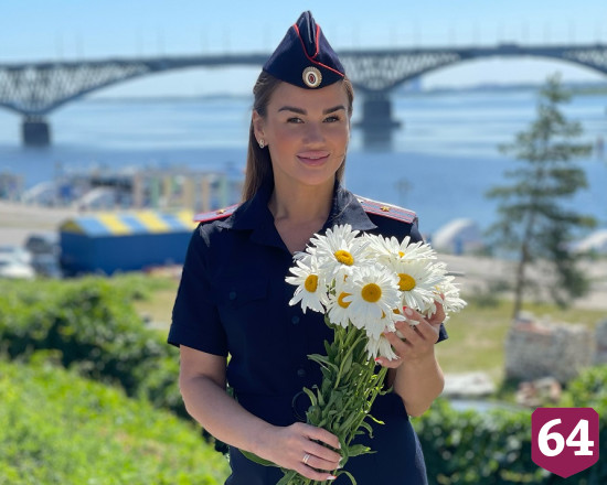 В День семьи, любви и верности полицейские дарили саратовцам ромашки 