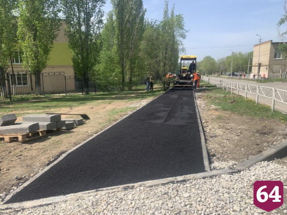 Жители Саратова пожаловались на нерасторопность строителей при ремонте тротуаров