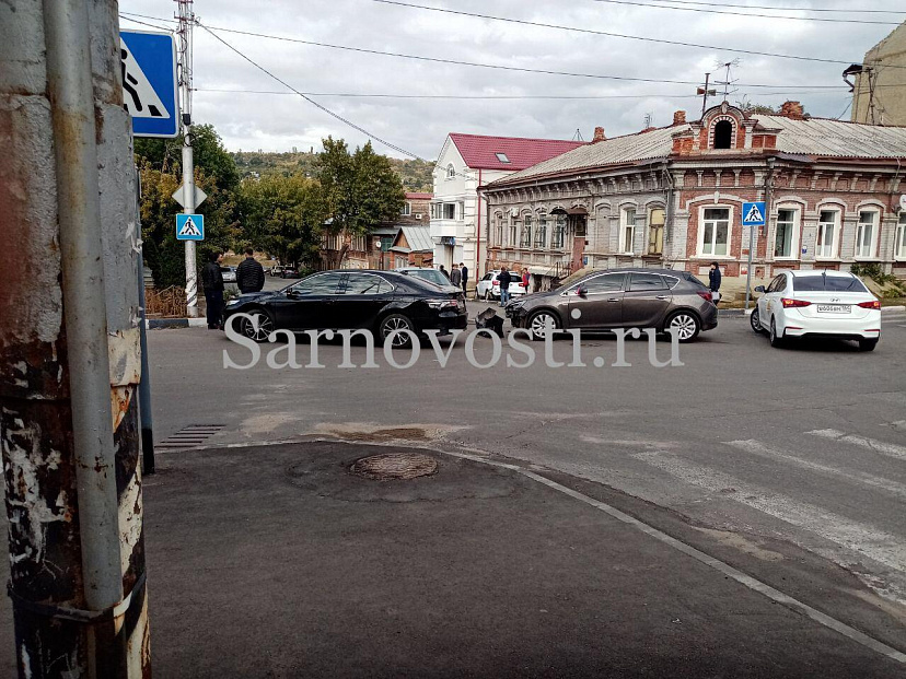 Свадебные кортежи попали в массовую аварию в центре Саратова