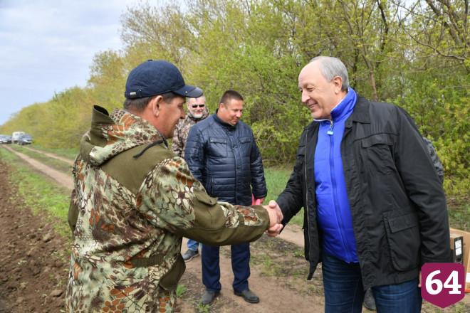 Саратовский губернатор подарил механизаторам телевизоры