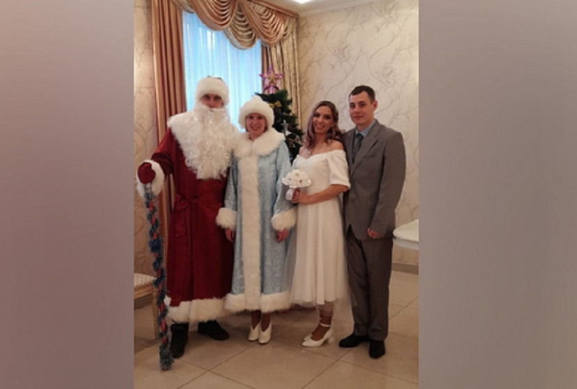 Саратовцев со свадьбой поздравили Дед Мороз и Снегурочка