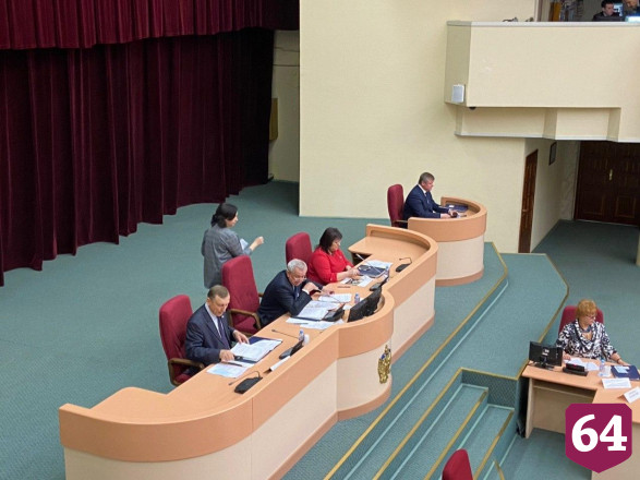 Депутаты думы Саратова пришли на заседание в масках 