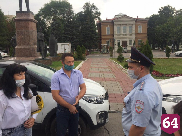 Саратовский коммунист не пустил полицейских в лифт областной думы