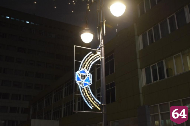 В Саратове начали устанавливать новогодние елки