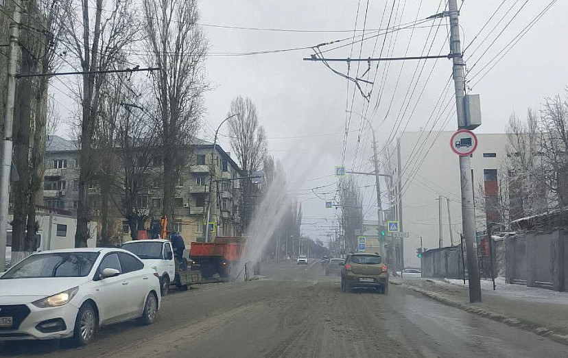 В Саратове забил огромный коммунальный фонтан 