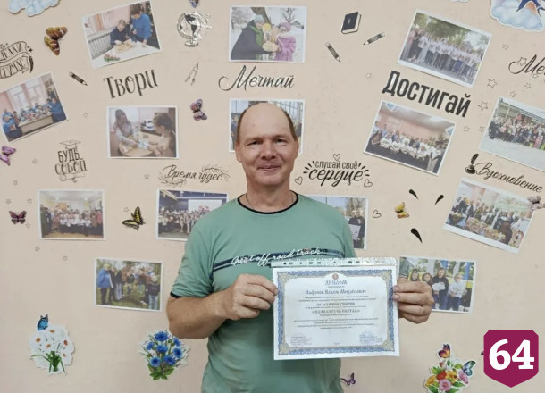 Саратовец создал православные сюжеты из страз и прославился на международном конкурсе