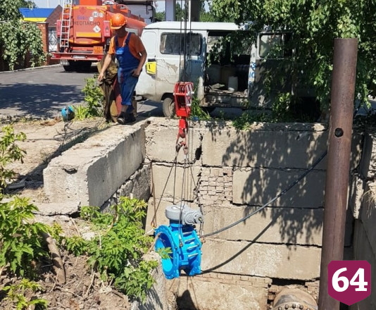 На улице Плодородной в Саратове меняют изношенные трубы 
