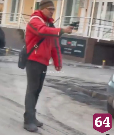 В центре Саратова мужчина угрожал пистолетом водителю с электрошокером