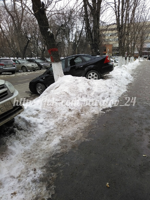 Саратовский автолюбитель припарковал легковушку на куче снега в стиле «офф-роуд»