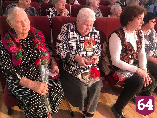 В энгельсском интернате пел Сметанников и вручали юбилейные медали 