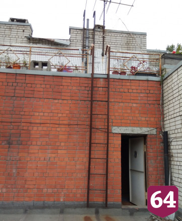 Саратовец организовал на крыше пятиэтажки зону отдыха