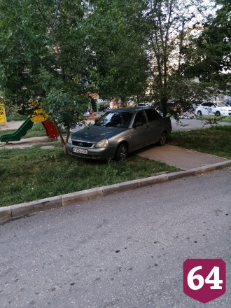 Автохам из Пензы врезался в дерево и перегородил тротуар