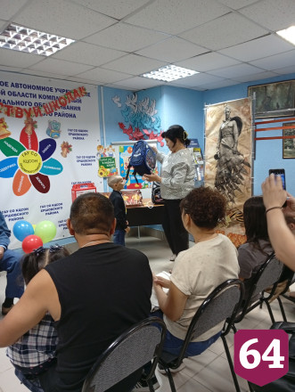 Саратовские соцработники вручили первоклассникам рюкзаки с подарками