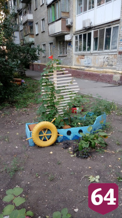 Жителей восхитили фигуры из покрышек во дворе Саратова 