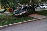 Автохам из Пензы врезался в дерево и перегородил тротуар