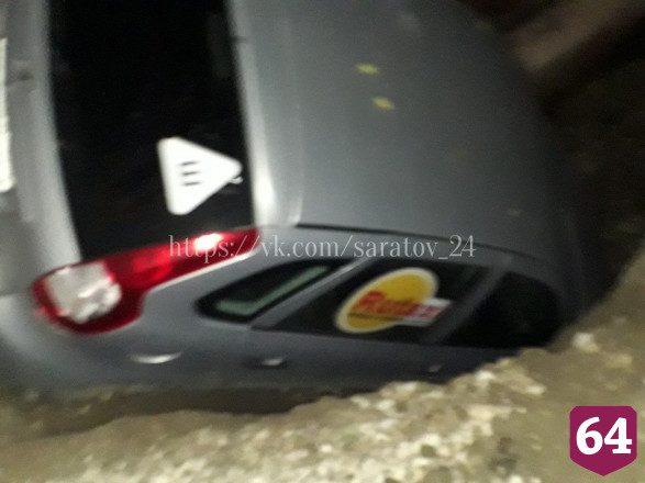 В Саратове ночью автомобиль такси попал в коммунальную траншею 