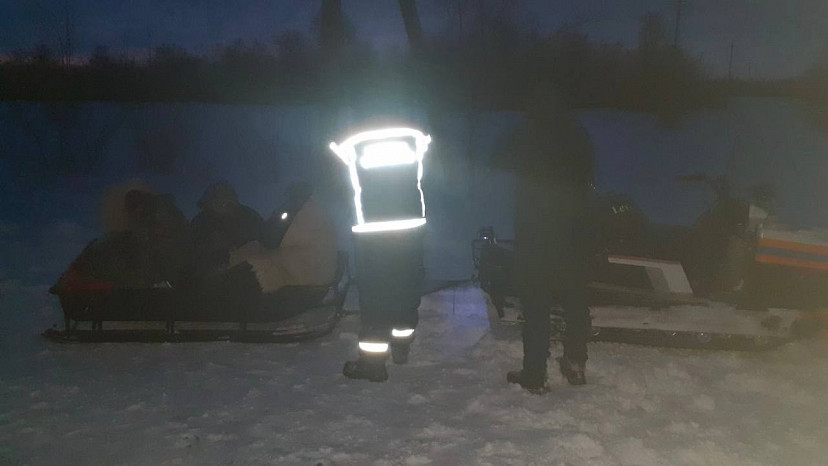 Спасатели на снегоходе эвакуировали людей из снежного плена