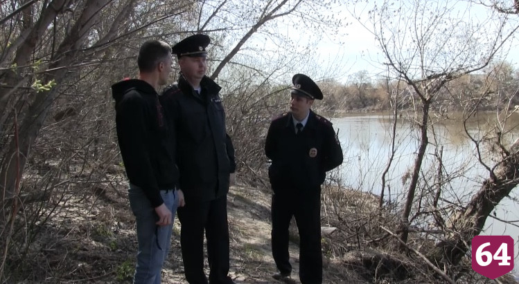 Под Саратовом спасли упавшего в реку и вцепившегося в ветку мужчину