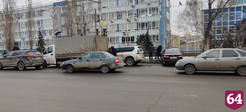 Иномарка улетела в забор после аварии у СЭПО