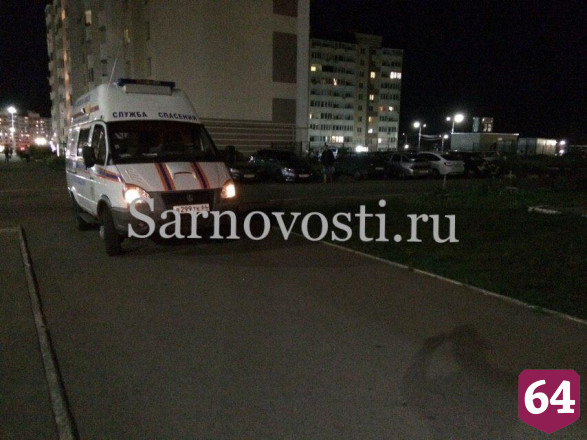 В Саратове девушка выпала из окна 5-го этажа и выжила