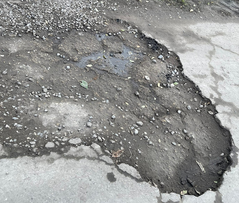 Саратовцы пожаловались на разбитую дорогу у вокзала
