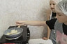 Саратовских детей на мастер-классе научили готовить оладьи из кабачков