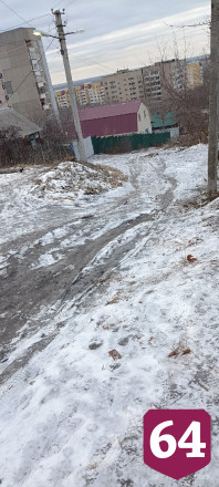 В Саратове жителей отрезала от мира ледяная горка