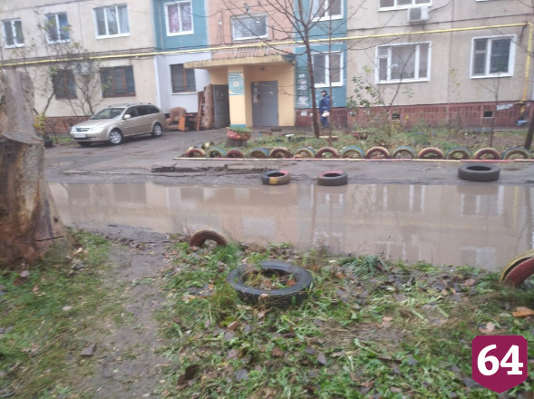 Беременная пожаловалась на затопленную годами дорогу