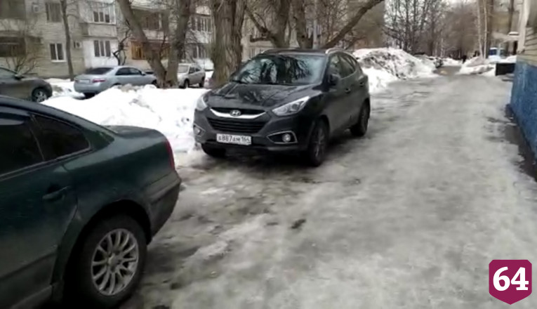 В Саратове автохамы массово заполонили тротуар
