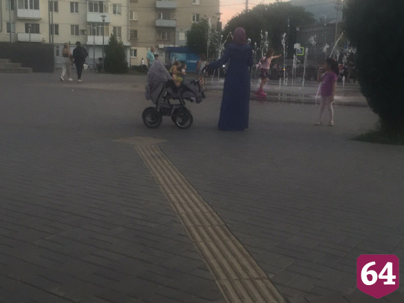 Саратовцы отдыхают в скверах и ходят за покупками без масок